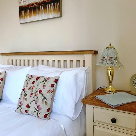 Bed and Breakfast Moon House Уитни Экстерьер фото