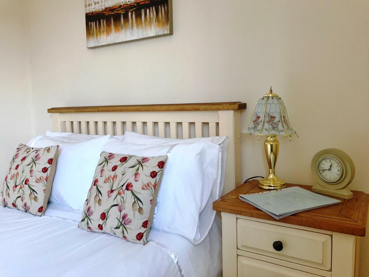 Bed and Breakfast Moon House Уитни Экстерьер фото